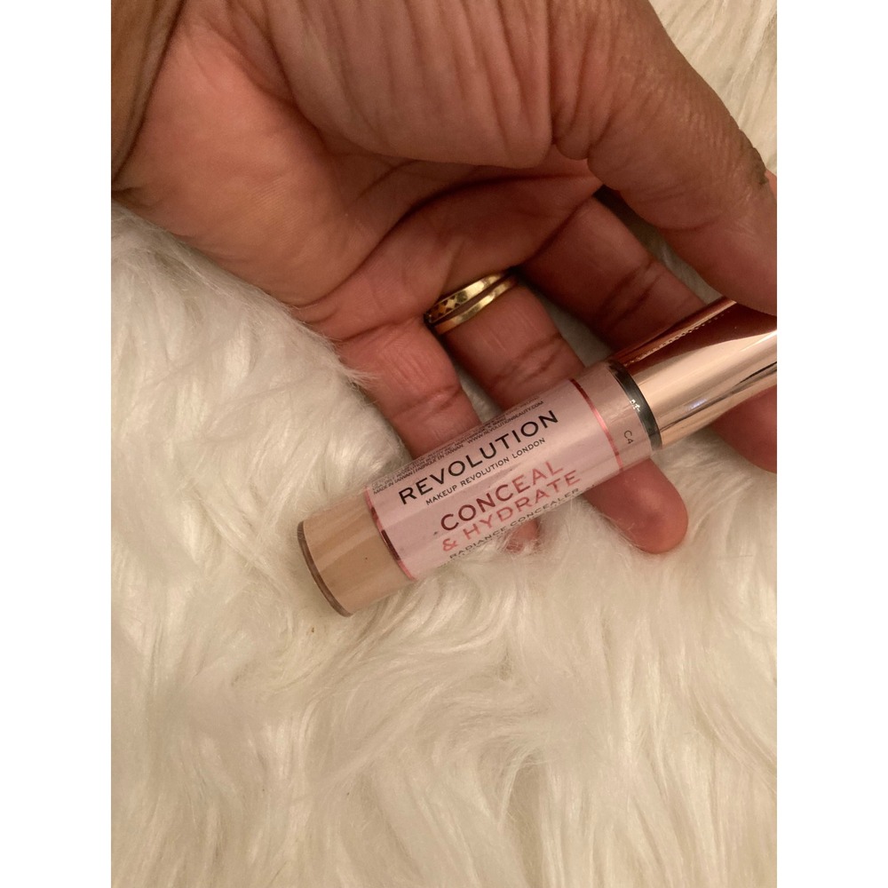 Makeup Revolution Conceal & Hydrate Concealer C4 0.45oz Tan Radiance GLOW